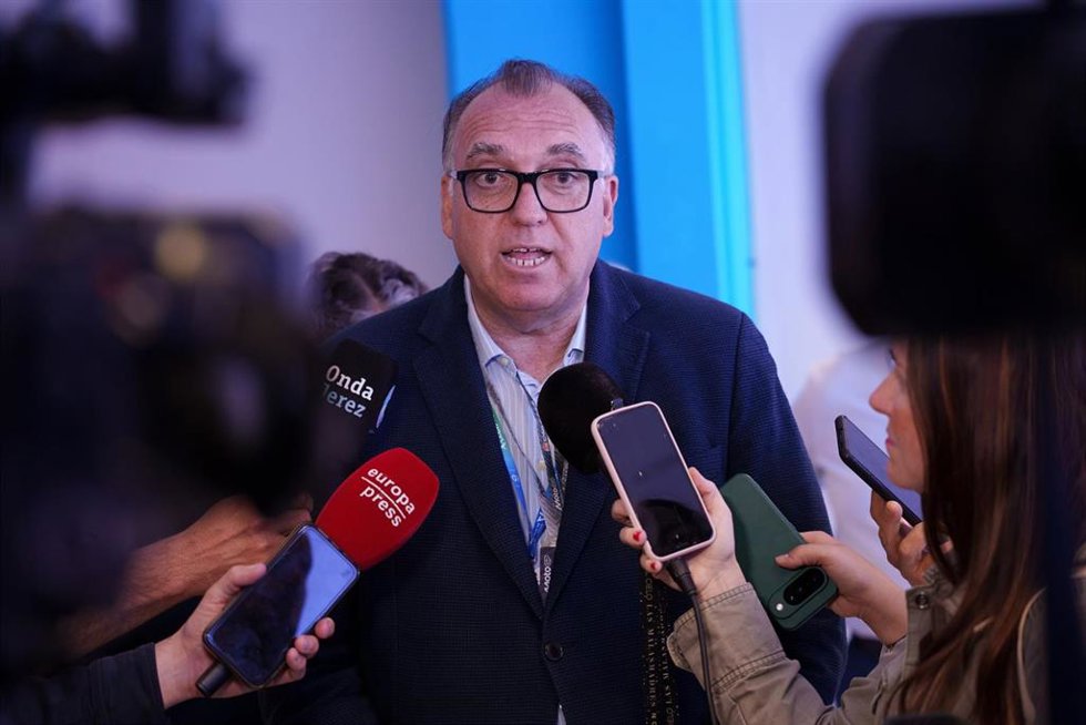 Archivo - El consejero en funciones de Turismo, Arturo Bernal, en una atención a medios.