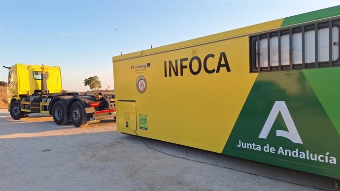Efectivos desplegados en el incendio de Morón de la Frontera.