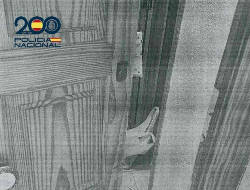 Puerta con la cerradura forzada.