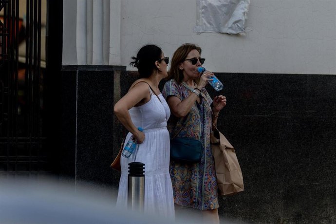 Archivo - Una persona bebe agua en la calle durante un episodio de calor “extraordinario”.