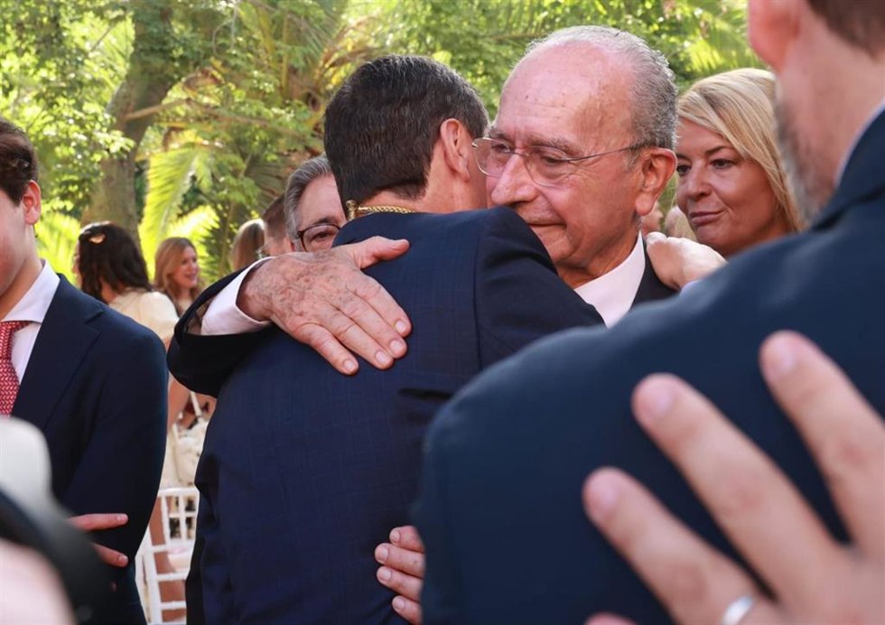 El alcalde de Málaga, Francisco de la Torre, abraza a Moreno tras la toma de posesión en San Telmo.