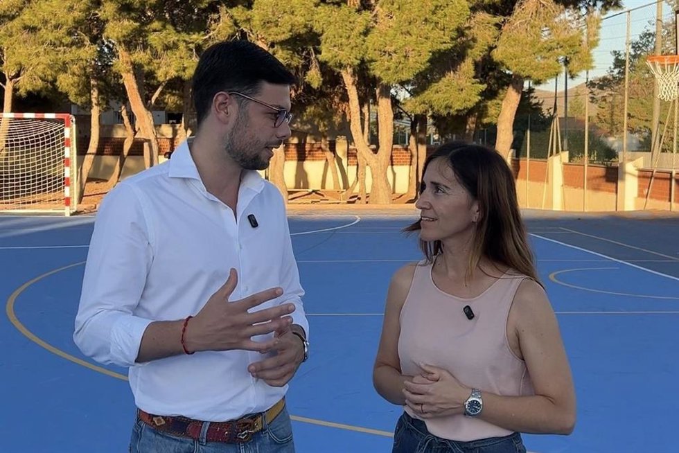 El concejal de Educación y la presidenta de la Junta Municipal de Isla Plana visitando las instalaciones antes de su apertura
