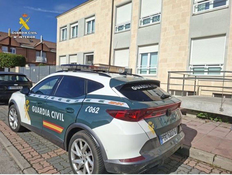 Archivo - Un vehículo de la Guardia Civil junto al cuartel de Zaratán.