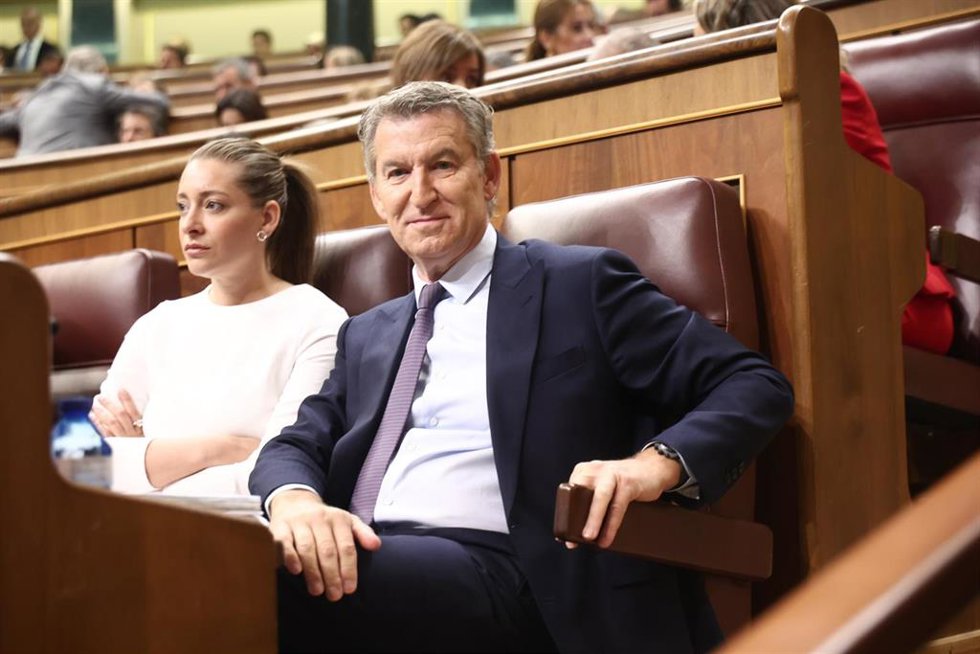 La portavoz del PP en el Congreso, Ester Muñoz, y el presidente del PP, Alberto Núñez Feijóo, durante una sesión plenaria