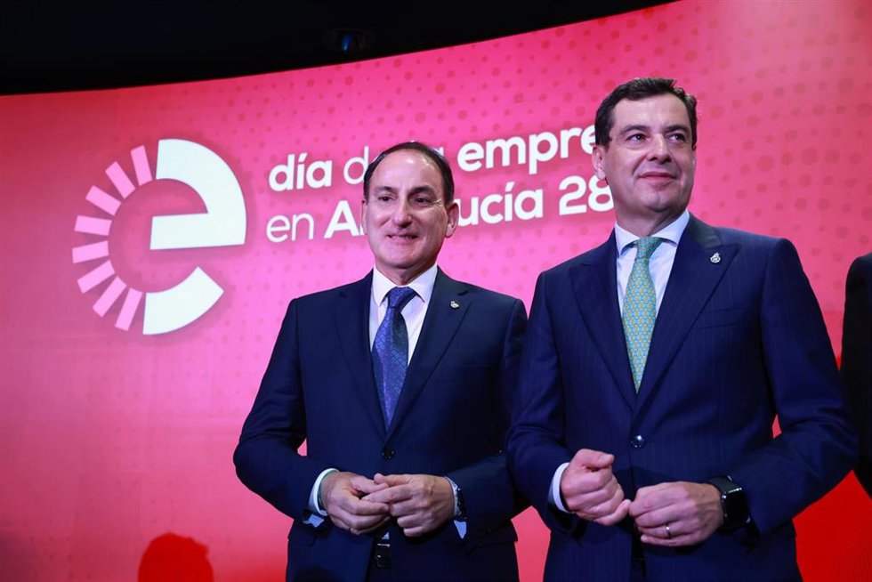Archivo - El presidente de la CEA, Javier González de Lara (i), y el presidente de la Junta, Juanma Moreno (d), durante el acto institucional del Día de la Empresa en Andalucía.