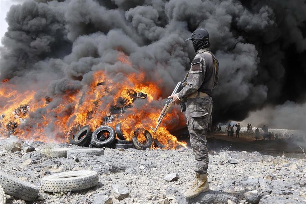 Archivo - Imagen de archivo de un militar yemeni durante la quema de un alijo de drogas, a 1 de julio de 2025