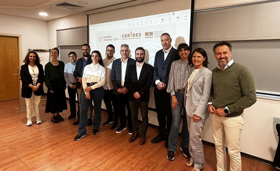 Reunión inicial del proyecto en Chipre con Fermín Alcasena (6.º por la izq.).