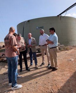 El diputado de Servicios Municipales, José Luis Hidalgo, en su visita a las obras de una nueva red de distribución de agua en Navas de San Juan.