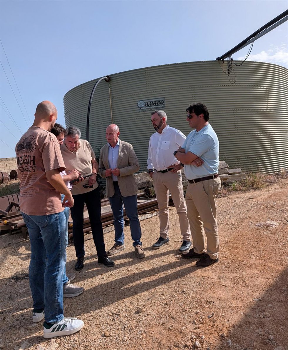 El diputado de Servicios Municipales, José Luis Hidalgo, en su visita a las obras de una nueva red de distribución de agua en Navas de San Juan.