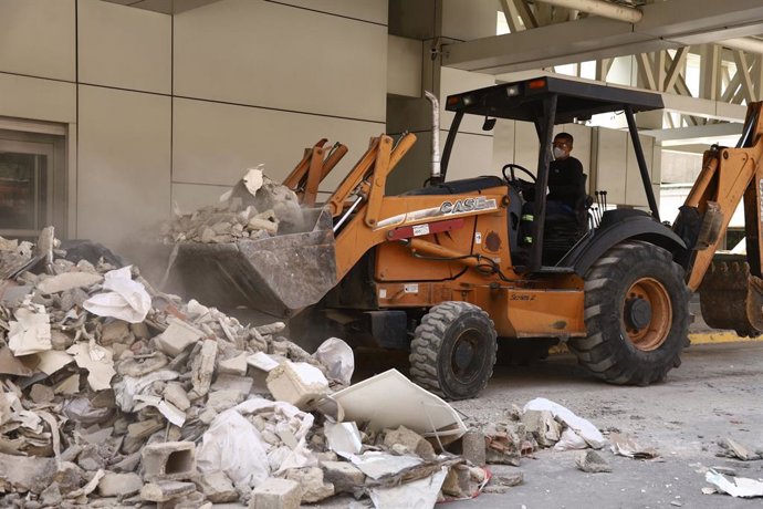 2 de julho de 2026, La Guaira, Venezuela (República Bolivariana da: LA GUAIRA, VENEZUELA – 2 DE JULHO DE 2026: Trabalhadores realizam operações de remoção de escombros, limpeza e reparos no Aeroporto Internacional Simón Bolívar, em La Guaira, Venezuela, a