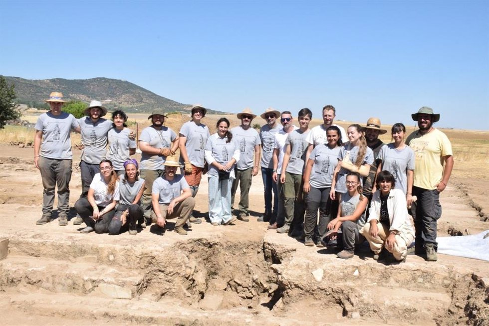 Archivo - Una docena de jóvenes procedentes de Extremadura, Castilla y León, Madrid y Andalucía participado en un curso de arqueología en la Ciudad Romana de Regina