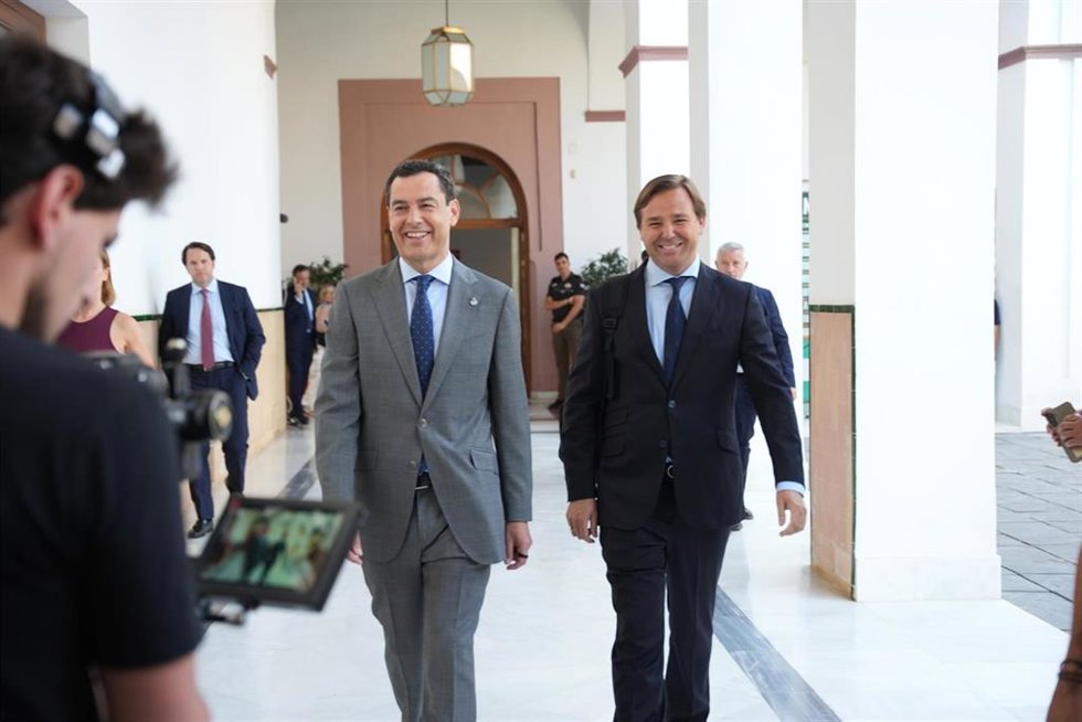 El presidente en funciones de la Junta de Andalucía, Juanma Moreno (i), junto al secretario general del PP-A, Antonio Repullo (d), a su llegada para asistir a la sesión constitutiva de la XIII Legislatura del Parlamento andaluz. (Foto de archivo).