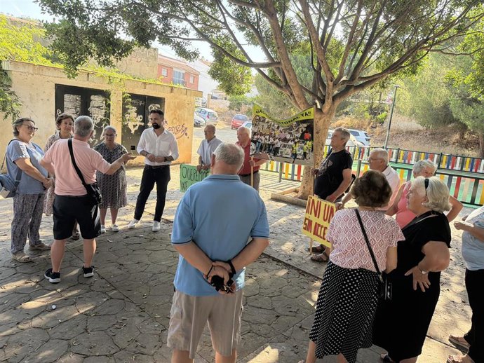 El portavoz socialista Mariano Ruiz Araujo en una visita a la barriada de Junta de los Caminos y Diseminados.