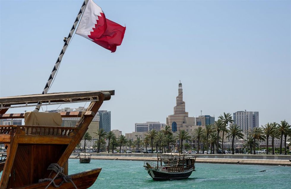 Imagen desde el mar del centro cultural Abdulá Bin Zaid Al Mahmud en Doha, Qatar.