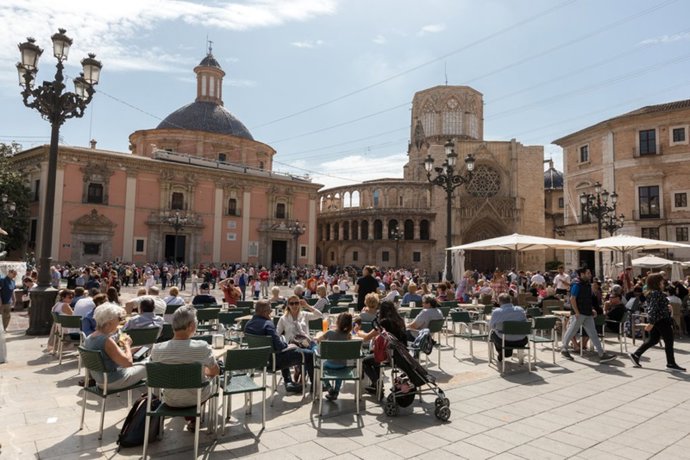 Archivo - Turistas en la Plaza de la Virgen de València