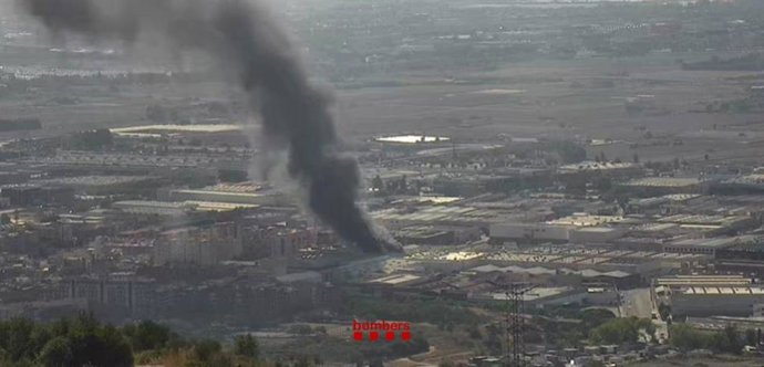 Incendi d'una nau industrial de Sant Boi de Llobregat (Barcelona)