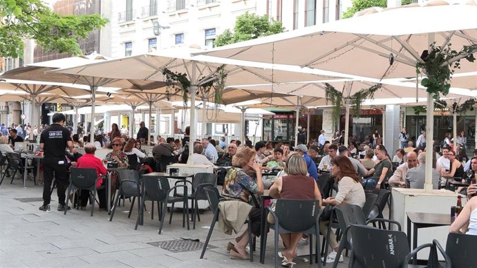 Archivo - Terraza de bar en Zaragoza abarrotada de gente.