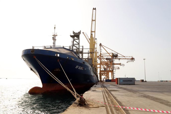 Archivo - HODEIDAH, May 15, 2019  A ship is seen docked at the Hodeidah port in Hodeidah, Yemen, on May 14, 2019. The UN monitoring mission in Yemen on Tuesday welcomed the Houthi rebels' handover of the security of Hodeidah ports to the coast guards.