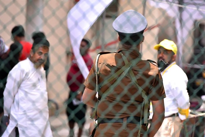 Archivo - September 21, 2024, Colombo, Western Province, Sri Lanka: Police officer stand guard at the polling station in Colombo