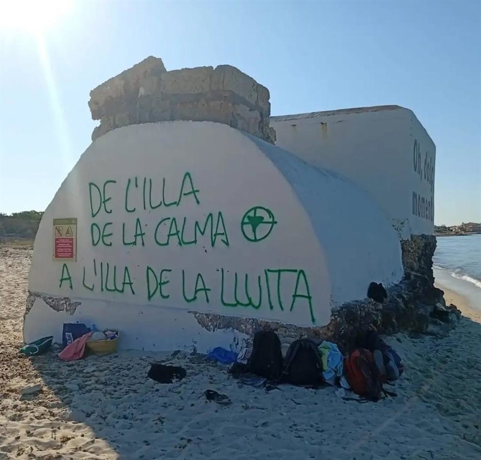 Pintada vandálica en es Trenc.
