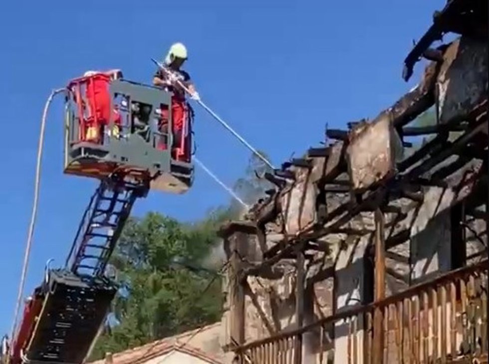 Extinguido el incendio en una vivienda deshabitada de Cabezón de la Sal