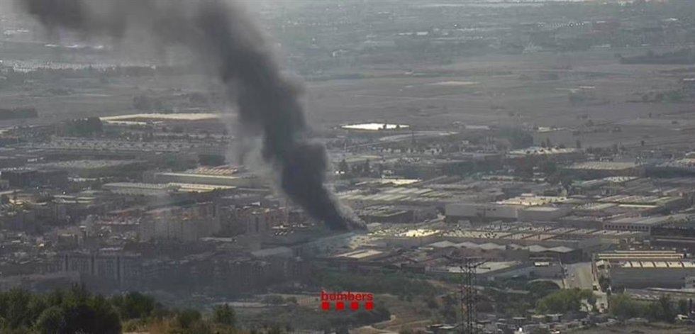 Incendio de una nave industrial en Sant Boi de Llobregat (Barcelona)