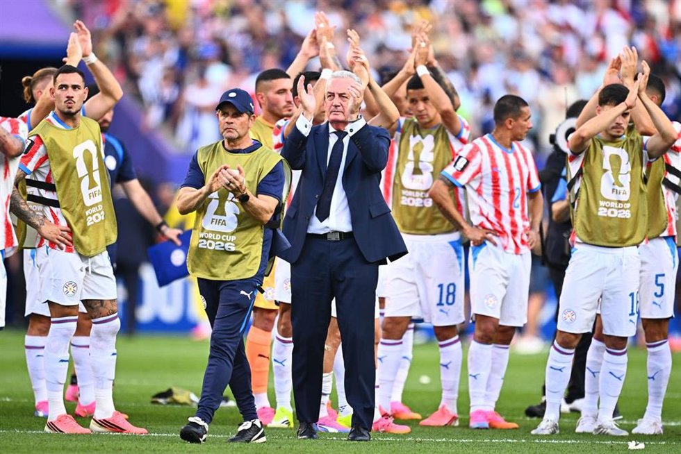 Gustavo Alfaro y sus jugadores agradecen el apoyo a sus aficionados durante el duelo de octavos del Mundial 2026 ante Francia