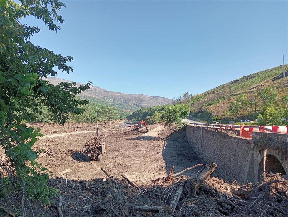 Trabajos de retirada de residuos en el puente de Pradocabalos
