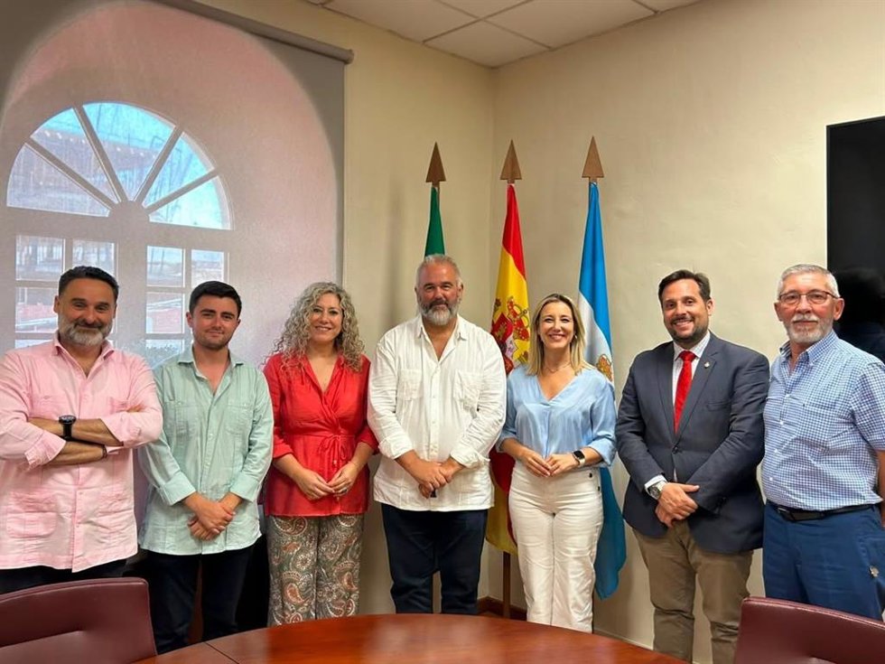 Reunión de la alcaldesa de Alcalá de Guadaíra (Sevilla) con miembros de la Hermandad del Dulce Nombre.