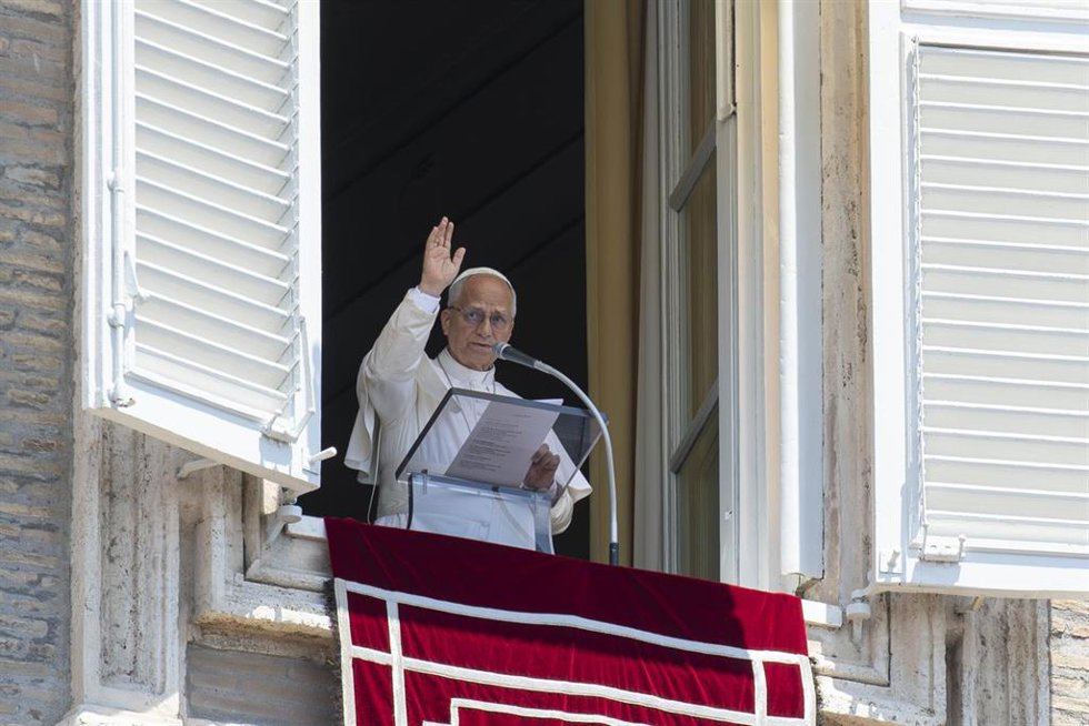 El Papa León XIV saluda a la multitud durante el Ángelus desde el balcón de la Plaza de San Pedro.