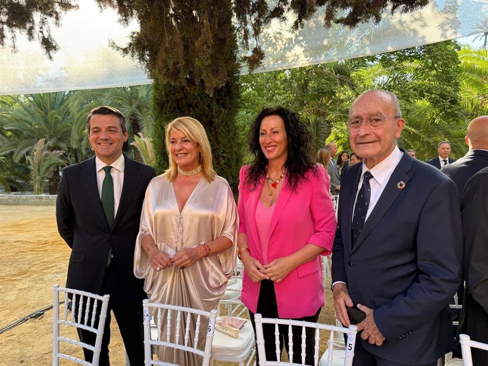 El presidente de la Federación Andaluza de Municipios y Provincias (FAMP), José María Bellido, ha asistido junto a otros alcaldes andaluces a la toma de posesión de Juanma Moreno como presidente de la Junta de Andalucía.