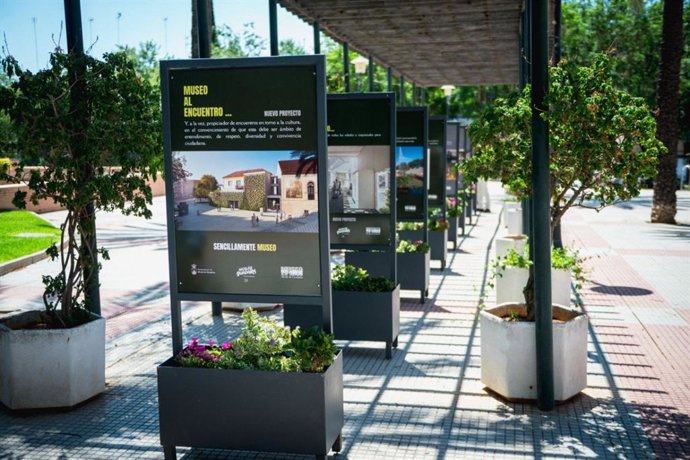 Frente a la fachada principal del Museo se ha instalado la exposición itinerante 'Museo al Encuentro con el futuro'.