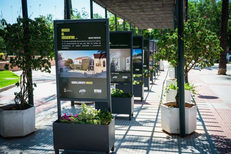 Frente a la fachada principal del Museo se ha instalado la exposición itinerante 'Museo al Encuentro con el futuro'.