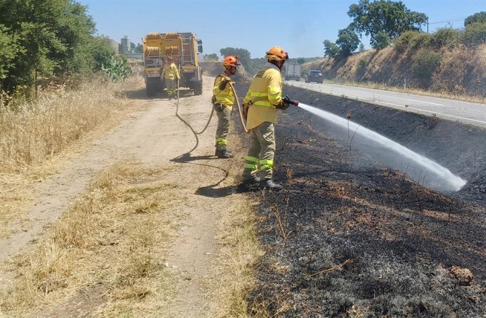Archivo - Bomberos del Plan Infoex sofocan un incendio