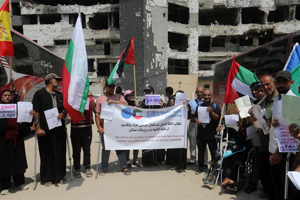 Pacientes de Gaza se concentran para reclamar tratamiento médico especializado fuera del enclave palestino (imagen de archivo)