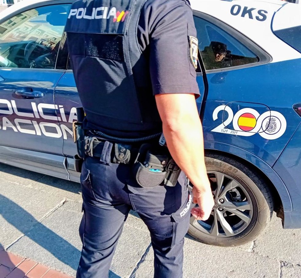 Un agente de la Polía Nacional.