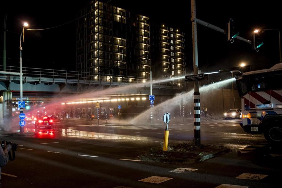 La Policía de La Haya dispara cañones de agua durante disturbios tras el partido de fútbol Canadá-Marruecos, a 4 de julio de 2026 
