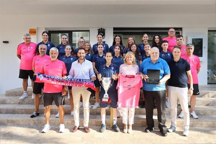 La alcaldesa de Marbella (Málaga), Ángeles Muñoz, junto durante la recepción al Pablo Picasso C.F. Senior Femenino.