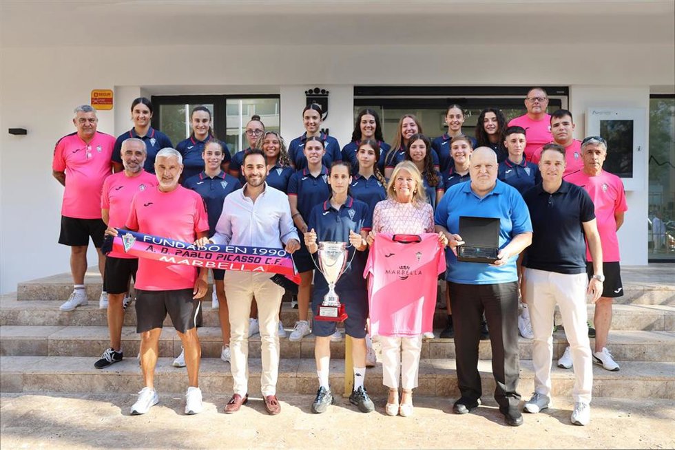 La alcaldesa de Marbella (Málaga), Ángeles Muñoz, junto durante la recepción al Pablo Picasso C.F. Senior Femenino.