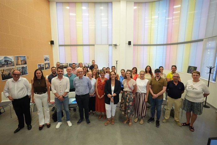 La presidenta del Imdeec, Blanca Torrent (centro), con representantes del instituto y entidades.