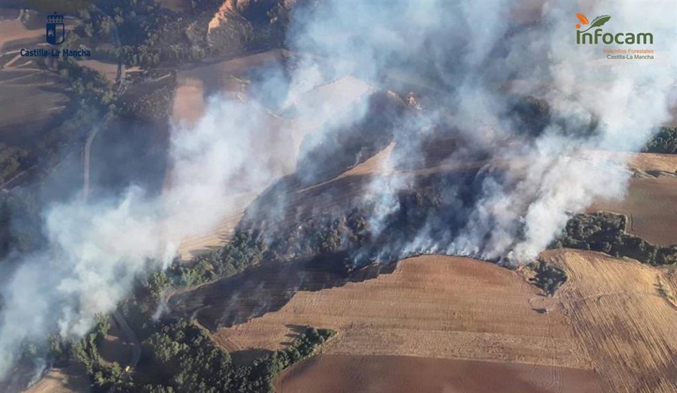 Los medios aéreos se retiran del incendio de Robledillo de Mohernando, que sigue en nivel 1
