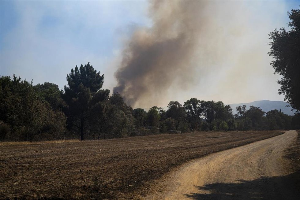 Vista del incendio de La Bisbal d'Empordà, a 4 de julio de 2026, en Cruïlles-Sant Sadurní de l'Heura, Girona, Cataluña (España).