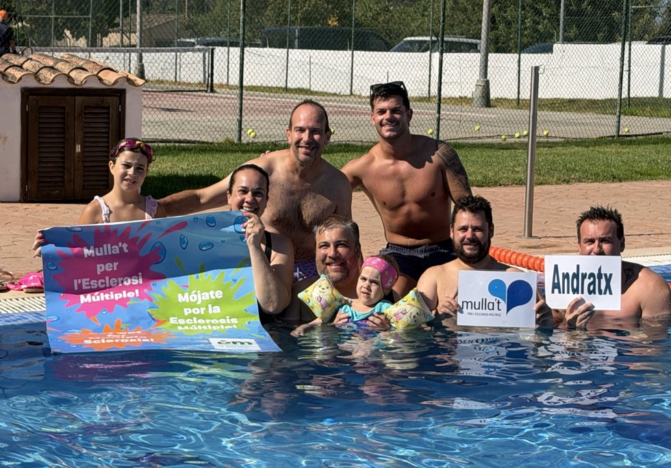 Vecinos de Andratx se suman a la iniciativa Mójate por la esclerosis múltiple.