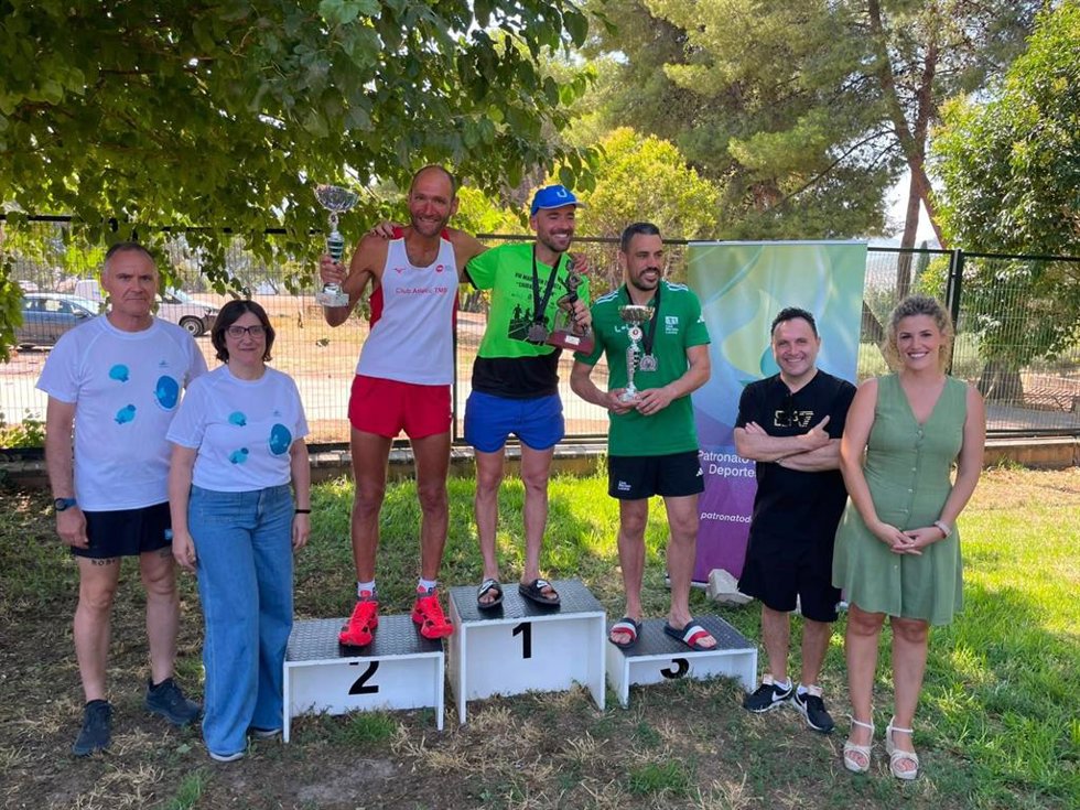 Entrega de premios de la Maratón en Pista Ciudad de Jaén, en la que han participado un centenar de deportistas .