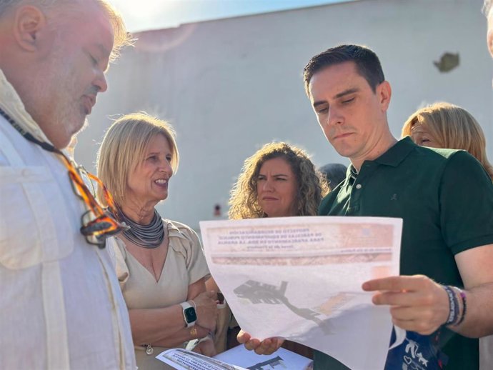La alcaldesa de Jerez (Cádiz), María José García-Pelayo, durante su visita a las obras del nuevo aparcamiento.