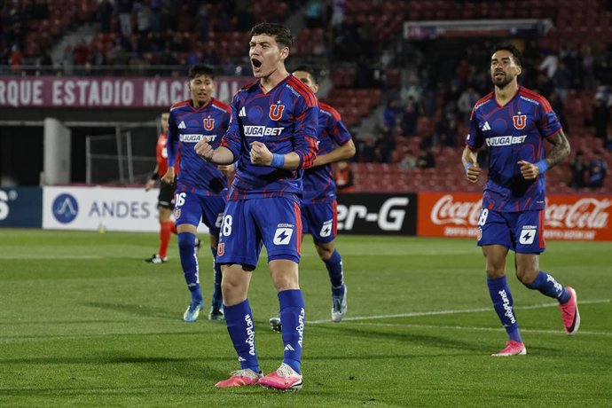 Futbol, Universidad de Chile vs Santiago Wanderers. Copa Chile 2026. El jugador de Universidad de Chile Agustin Arce,  centro, celebra con sus companeros tras marcar un gol contra Santiago Wanderers durante el partido de la Copa Chile disputado en el