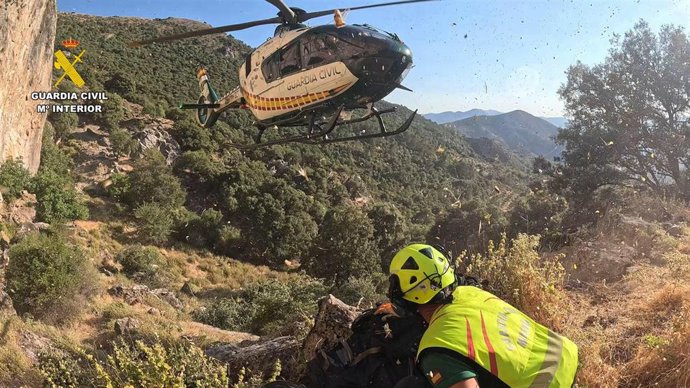 Helicóptero de la Guardia Civil acometiendo labores de rescate.