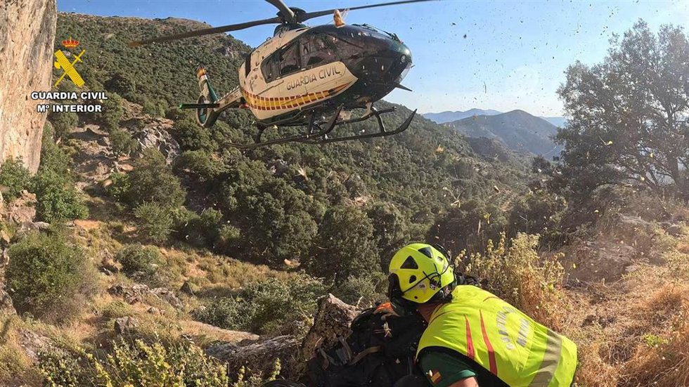 Helicóptero de la Guardia Civil acometiendo labores de rescate.