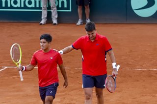 Tenis, Chile vs Luxemburgo. Copa Davis 2025. Los tenistas chilenos Tomas Barrios ( izquierda) y Matias Soto (derecha), celebran la victoria, durante el partido de dobles de Copa Davis válido por el Grupo Mundial, disputado en la Cancha Central Anita
