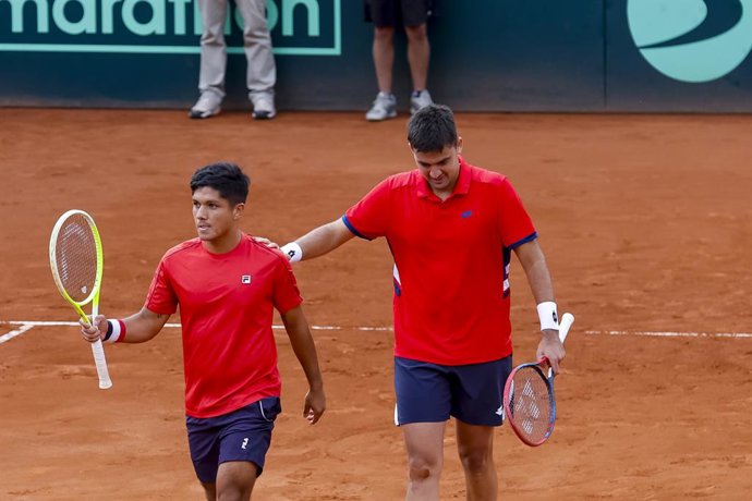 Tenis, Chile vs Luxemburgo. Copa Davis 2025. Los tenistas chilenos Tomas Barrios ( izquierda) y Matias Soto (derecha), celebran la victoria, durante el partido de dobles de Copa Davis válido por el Grupo Mundial, disputado en la Cancha Central Anita
